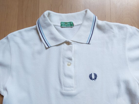 Zeldzame Vintage jaren 1970 Fred Perry Sportswear Dames Polo Shirt Geborduurd Logo Jaren 80 Casual Collared Preppy Tennis Shirt Gemaakt in Engeland Maat 40 Kleding Dameskleding Tops & T-shirts Polos 
