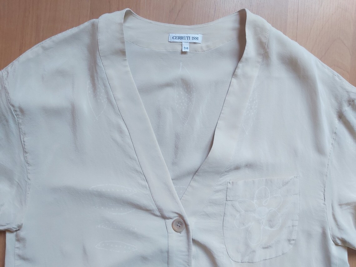 Vintage Cerruti 1881 Silk Button Up V-Neck Shirt Dress Beige Flower Pattern Tunic Blouse Floral Print Shiny Oversized Top 1990s Size 34, foto 2 di 5