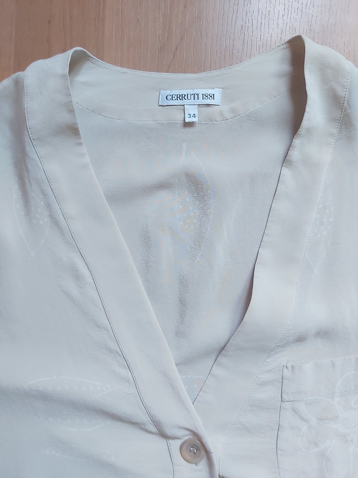 Vintage Cerruti 1881 Silk Button Up V-Neck Shirt Dress Beige Flower Pattern Tunic Blouse Floral Print Shiny Oversized Top 1990s Size 34, foto 3 di 5