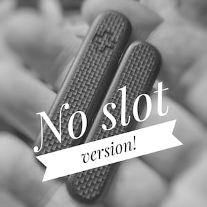 Puede incluir: Dos objetos rectangulares oscuros y texturizados se sostienen en una mano borrosa. Los objetos tienen un patr&oacute;n repetitivo. El texto blanco en una pancarta blanca dice "No slot version!"