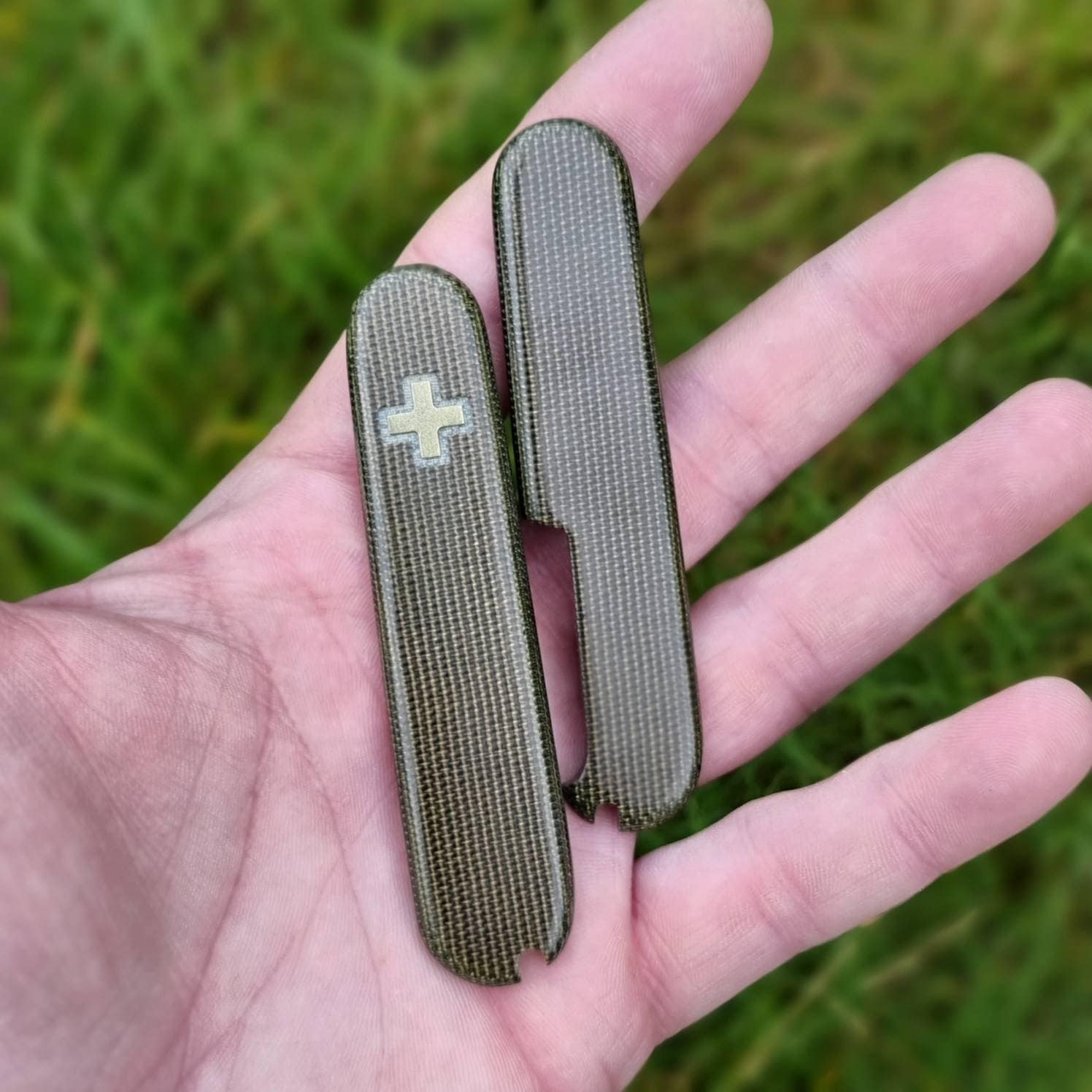 Sak floral knife. Green canvas micarta, bubinga, red g10, on black g10  liners. Brass birdseye pivot and pins. Thanks for looking! : r/victorinox