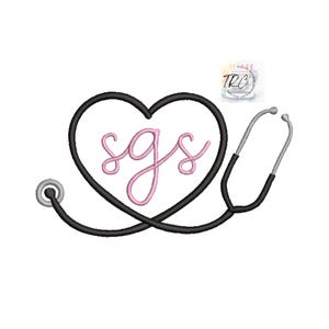 Puede incluir: Diseño de bordado en blanco y negro de un estetoscopio y un corazón con las letras "SGS" dentro del corazón en rosa.