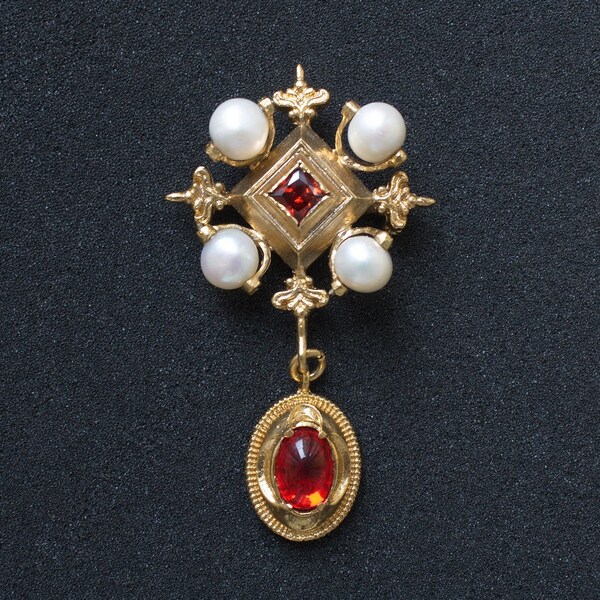 Broche Renaissance avec 4 perles et pendentif en verre rouge