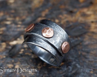 Anillo de acero inoxidable remachado con cobre forjado a mano, anillo ancho y macizo de estilo brutalista para hombre, regalo impresionante para un hombre, joyería industrial.