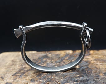 Brazalete de acero inoxidable forjado a mano para hombre, brazalete brutalista de estilo industrial único, joyería medieval unisex, regalo para hombre.