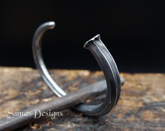 Pulsera con puño abierto y clavos, pulsera industrial de acero inoxidable, joyería minimalista unisex, pulsera gótica llamativa, regalo único de metal.