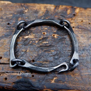 Herrenarmband aus Eisengliedern, handgeschmiedetes Armband aus dunklem Eisen, Geschenk zum 6. Jahrestag (Eisenhochzeit), rustikales Wikinger-Armband