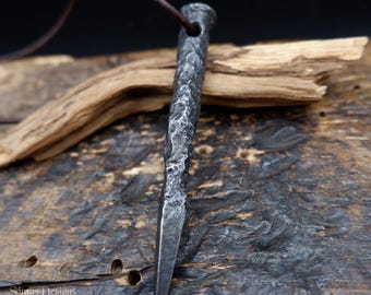 Colgante de clavo de hierro forjado a mano negro, collar gótico pagano, joyería de hierro antiguo, regalo de aniversario de hierro, joyería de estilo medieval