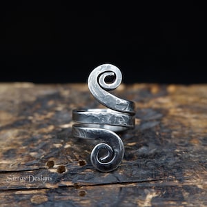 Spiralring i rostfritt stål för män, handsmidd keltisk stilring, Wabi sabi-smycken, brutalistisk omlottring, hantverksmässig metallring