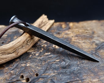 Colgante de hierro negro forjado a mano con forma de clavo, collar gótico medieval, joyería pagana, colgante de herrero, collar rústico para hombre, talismán de hierro.