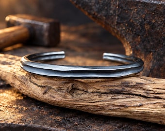 Pulsera minimalista de acero inoxidable, joyería de estilo industrial rústico, pulsera martillada para hombre o mujer.
