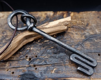 Colgante de llave de hierro negro forjado a mano, joyería gótica de herrero, colgante de metal industrial, regalo único para el sexto aniversario de bodas.