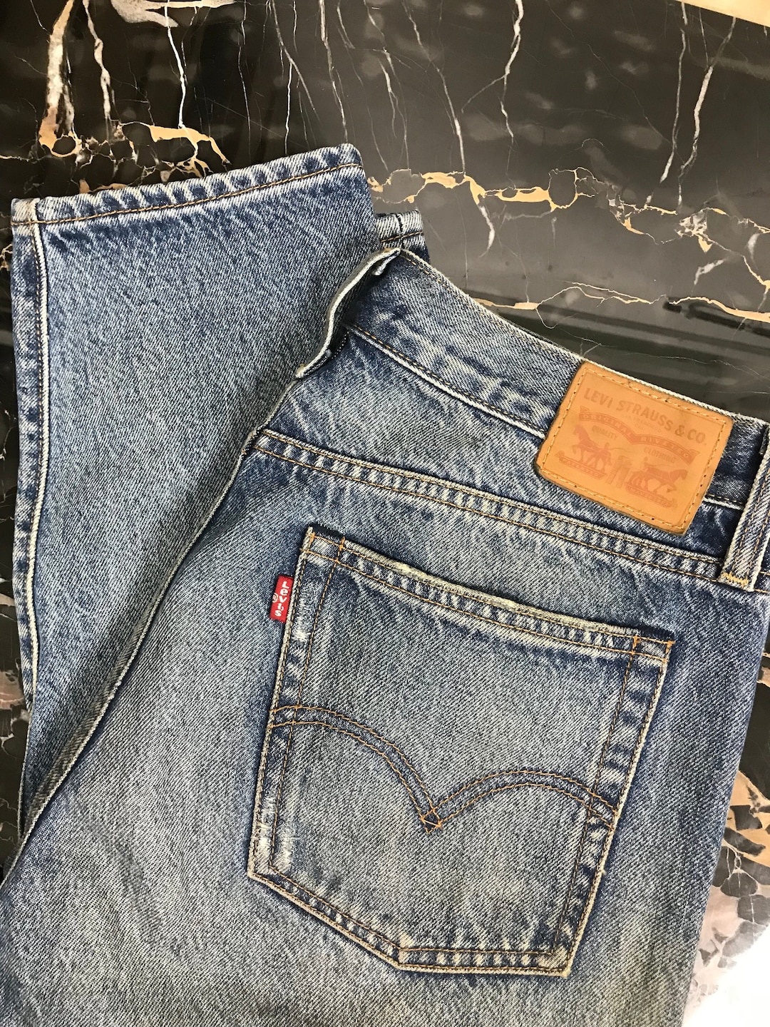 た*た様 【RED TAB】Levi's 木製 インテリア 看板　ジーンズ LEVI'S (リーバイス) 店頭用看板 非売品｜トレファクONLINE