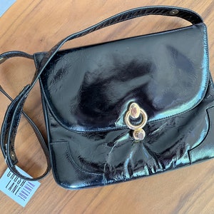 Bolso vintage de charol con broche de presión