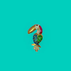 Vintage 1980s Toucan Bird Brooch - Vibrant Enamel & Rhinestone Tropical Pin 2”