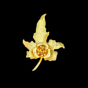Vintage 1970s Gold Tone Maple Leaf Brooch Pin - Nature Inspired Jewelry - Autumn Fall Accessory - Unique Gift for Her 3”