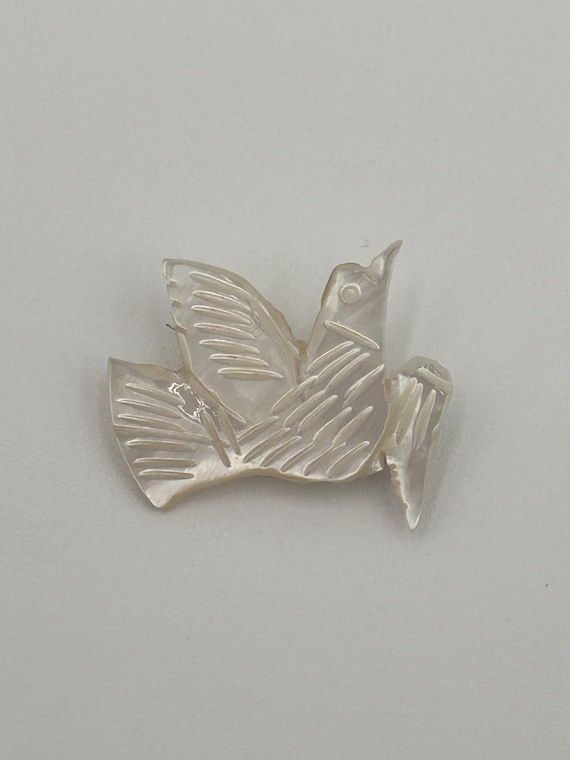 BETHLEHEM peal MOP ヴィンテージブローチ バード/鳩モチーフ Vintage Mother of Pearl Dove Brooch – Hand Carved Shell Bird Pin