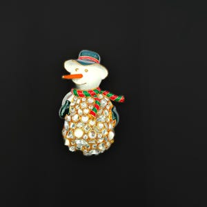 Boneco de neve coberto de strass vintage usando chapéu e cachecol broche alfinete natal feriado esmalte branco tom dourado 3x2”