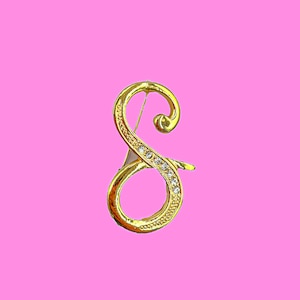 Broche vintage dorado con inicial "S" de diamantes de imitación - Elegante joya con monograma de letra cursiva de 4,4 cm