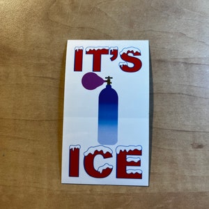 Puede incluir: Una pegatina blanca con las palabras "IT'S ICE" en letras rojas con detalles de nieve blanca. Un gráfico de tanque de buceo azul y morado está en el centro.