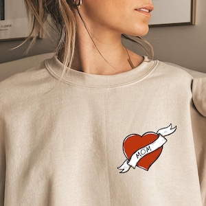 Gepersonaliseerde naam sweatshirt voor moeder - Tattoo hart