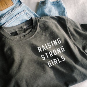 Shirt voor moeder van meisjes T-shirts Raising Strong Girls T-shirt