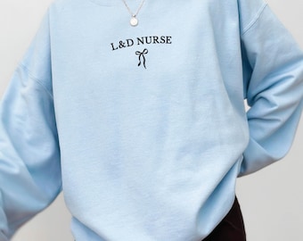 Besticktes L & D Krankenschwester-Sweatshirt: Personalisiertes Geschenk zur Geburt