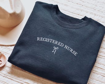 Broderad sjukskötersketröja – rosettdesign, examenspresent