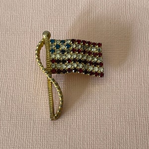 Vintage American flag brooch, USA flag brooch, MAGA, rhinestone flag brooch, Independence Day, 4th of July, USA flag pin, patriotic brooch