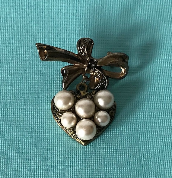 Vintage heart brooch, faux pearl heart pin, gold … - image 1