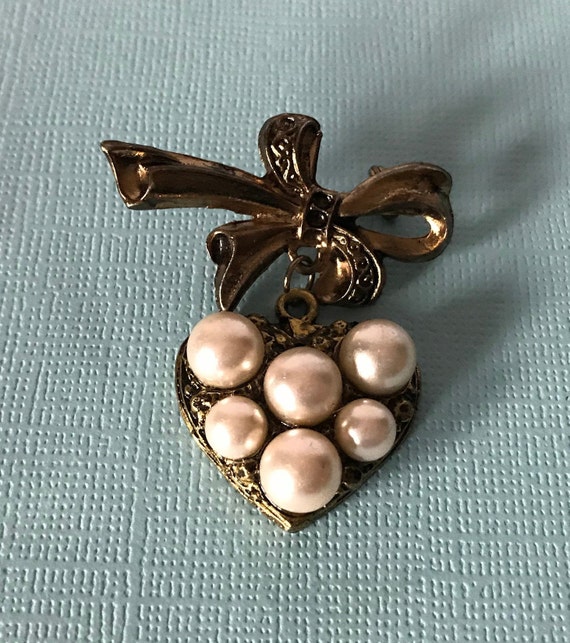 Vintage heart brooch, faux pearl heart pin, gold … - image 2