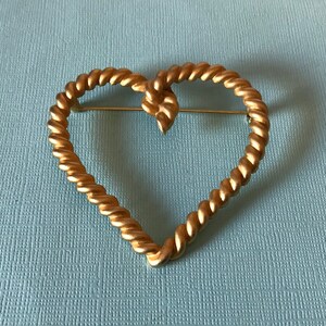 Large heart brooch, vintage heart brooch, gold rope heart brooch, coat brooch, Valentine's day, wedding brooch, gold heart pin heart jewelry