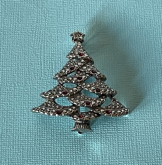 Vintage Christmas tree brooch, signed Avon tree p… - image 2