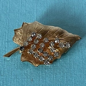 Vintage leaf brooch, gold leaf brooch, rhinestone leaf pin, leaf jewelry, scarf brooch, accent brooch, rhinestone leaf jewelry, scarf pin