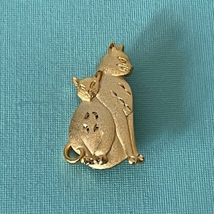 Vintage cat brooch, cat jewelry, gold cat pin, cat gifts, pewter cat pin, two cat brooch, tabby, cat brooch vintage, cat gifts, gold catpin