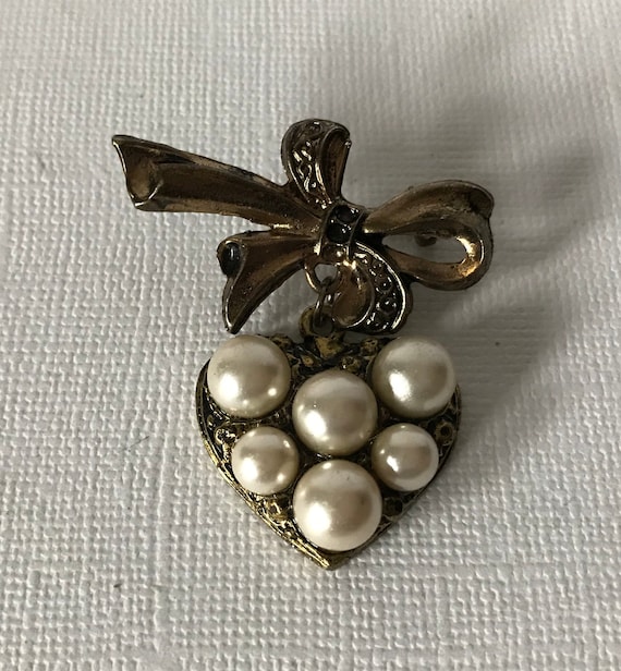 Vintage heart brooch, faux pearl heart pin, gold … - image 5