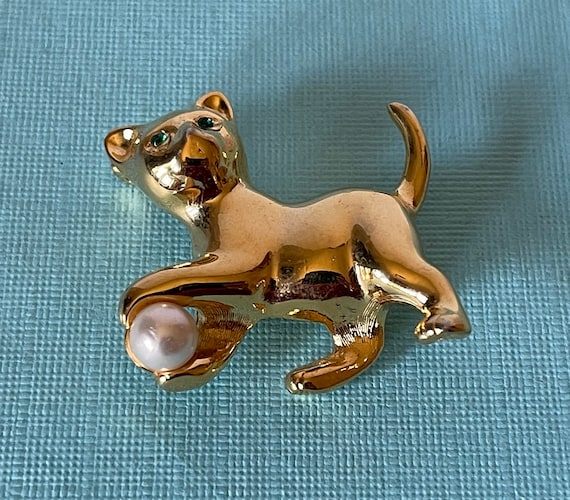 Vintage cat brooch, gold cat pin, faux pearl cat pin, cat jewelry, cat gifts, green eyed cat, rhinestone cat pin, cat brooch, rhinestone cat