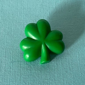 Vintage Kleeblatt Brosche, signierte Hallmark Cards Kleeblatt Anstecknadel, St Patrick's day Schmuck, Kleeblatt Brosche, Glücksbrosche, Kleeblatt Schmuck