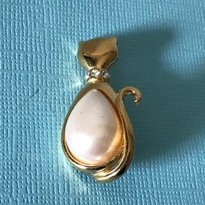 Vintage cat brooch, faux pearl cat pin, rhinestone cat brooch, gold cat brooch, cat gifts, cat jewelry, rhinestone cat pin, jelly belly cat
