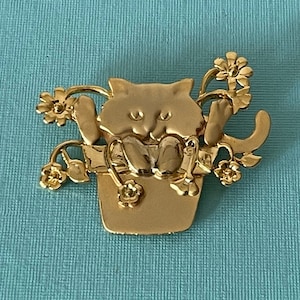 Vintage cat brooch, gold cat pin, cat jewelry, cat in flower pot brooch, cat gifts, cat brooch vintage, gold cat brooch, cat gifts, cat pin
