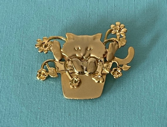 Vintage cat brooch, gold cat pin, cat jewelry, cat in flower pot brooch, cat gifts, cat brooch vintage, gold cat brooch, cat gifts, cat pin