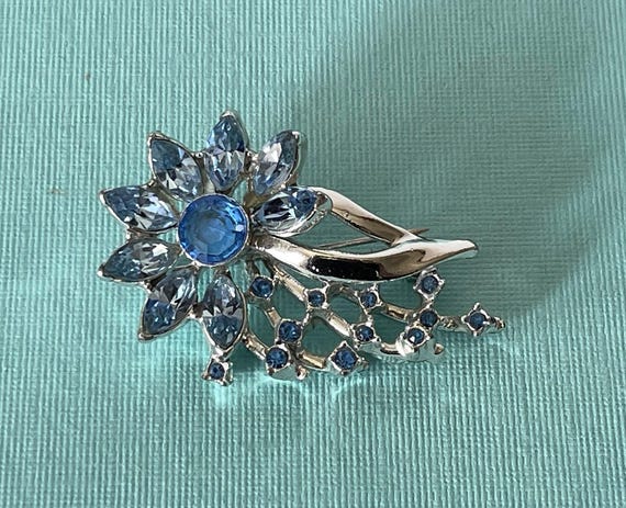 Vintage flower brooch, blue flower pin, daisy flower pin, rhinestone flower brooch, flower jewelry, blue rhinestone flower pin,
