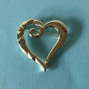 Vintage heart brooch, gold heart pin, Valentine&#39;s heart brooch, gifts for her, Valentine&#39;s jewlery, heart pin, gold heart pin wedding brooch