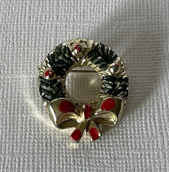 Vintage Christmas wreath brooch, small wreath bro… - image 3