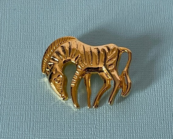 Vintage zebra brooch, zebra pin, gold zebra brooch, zoo animals, African animals, zebra brooch vintage, zebra pin, zebra jewelry, zoo animal View 5