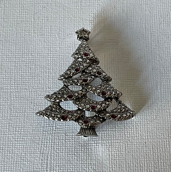 Vintage Christmas tree brooch, signed Avon tree p… - image 4