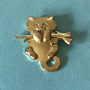 Vintage cat brooch, gold cat brooch, signed cat brooch, cat jewelry, cat gifts, gifts for cat lovers, kitten brooch, cat pin, kitten brooch