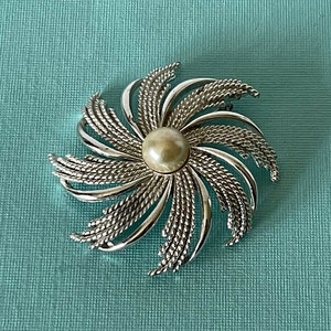 Vintage flower brooch, faux pearl flower brooch, wedding brooch, flower jewelry, silver flower brooch, scarf brooch, silver flower pin