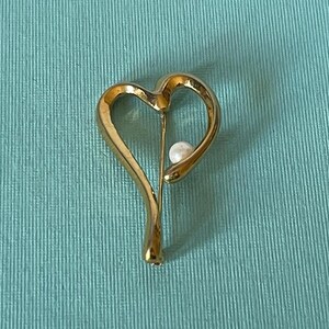 Vintage heart brooch, gold heart pin, faux pearl heart, heart jewelry, wedding heart pin, Valentine&#39;s heart, Valentine&#39;s jewelry, heart pin