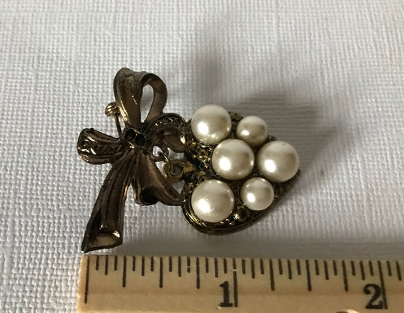 Vintage heart brooch, faux pearl heart pin, gold … - image 4